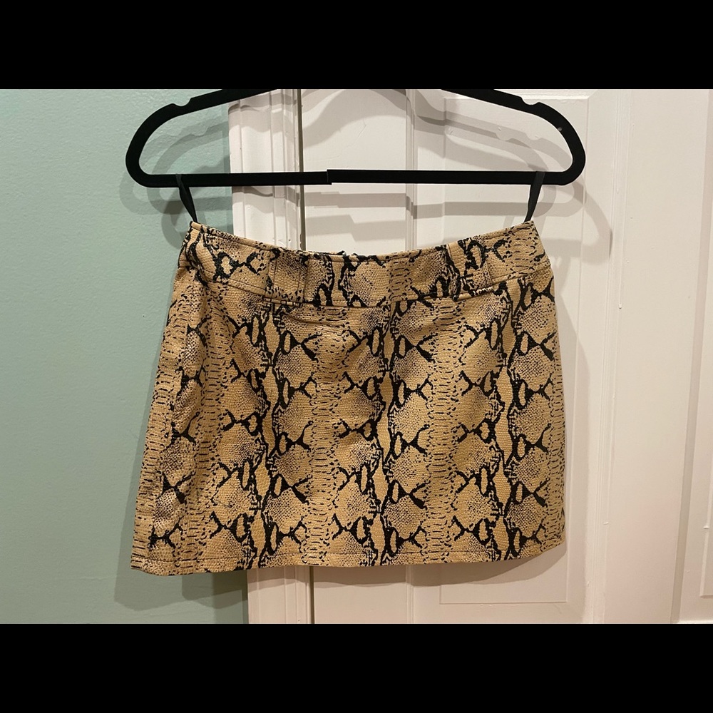 Rem Garson Vintage Leather Micro
Mini. NWOT. Never Worn. Circa 1995.
Size S.